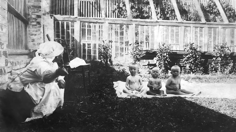 Елатьма. Дети М.А.Поповой во дворе дома возле оранжереи. Фото начала ХХ века из семейного архива потомков М.А.Поповой.