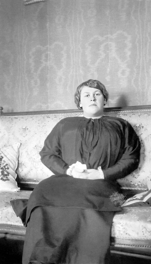 Александра Ивановна Суворова (Попова) -  дочь Марии Андреевны Поповой. Елатьма, ок. 1915 г.