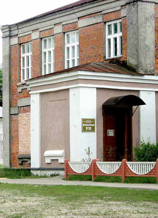 Крыльцо  Елатомского краеведческого музея.  Фото Н.Зиновина 2008 г.