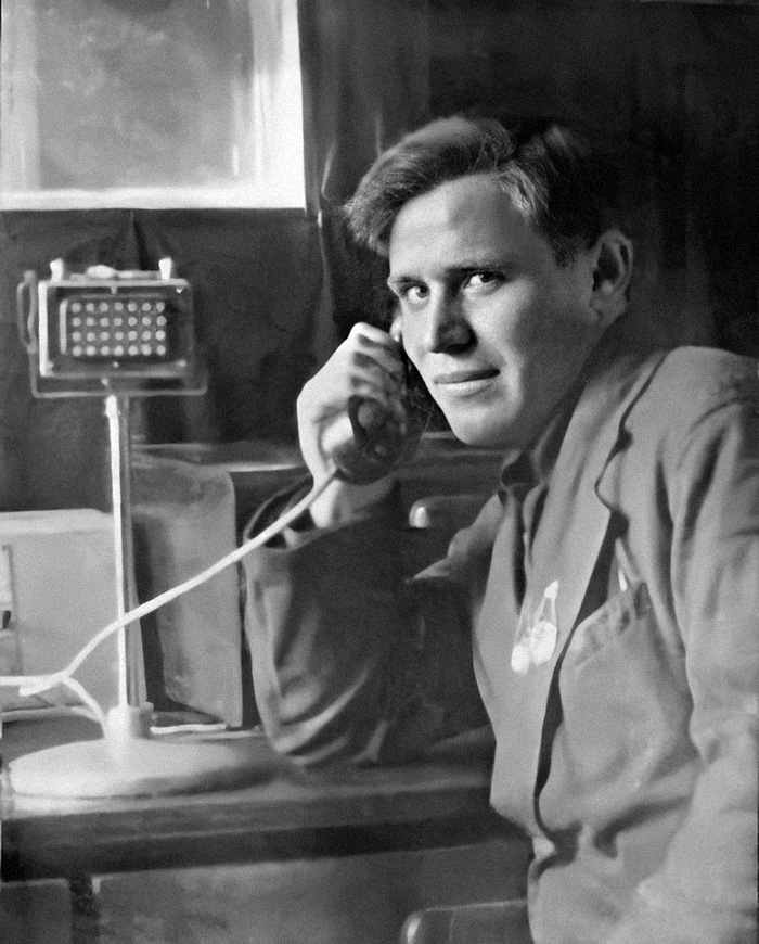 Дежурный оператор Елатомского радиоузла. Фото 30-40-х годов ХХ века.
