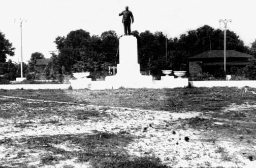 Елатьма. Памятник  В.И.Ленину. Архивное фото 1957 года.