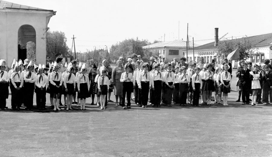 Елатьма. Пионерская линейка на площади Ленина. Фото из школьного архива.