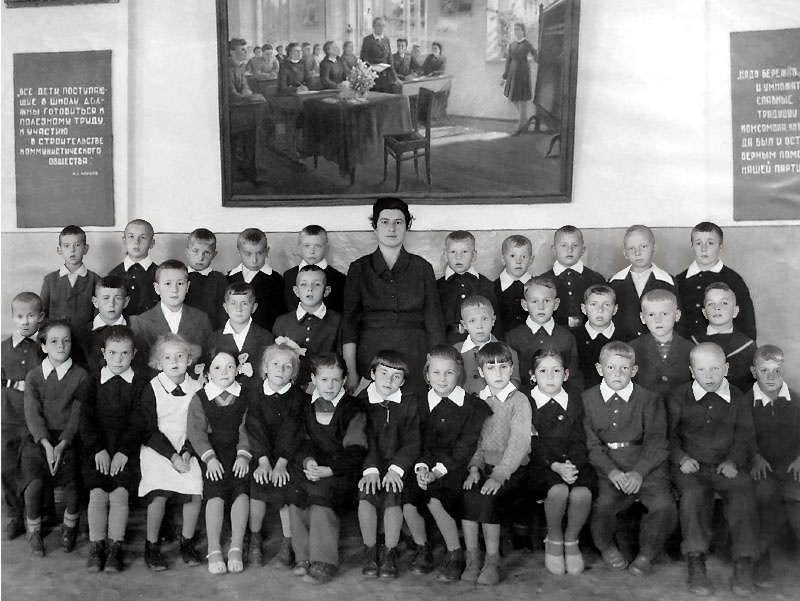 В актовом зале Елатомской средней школы. Фото начала 60-х годов ХХ в.