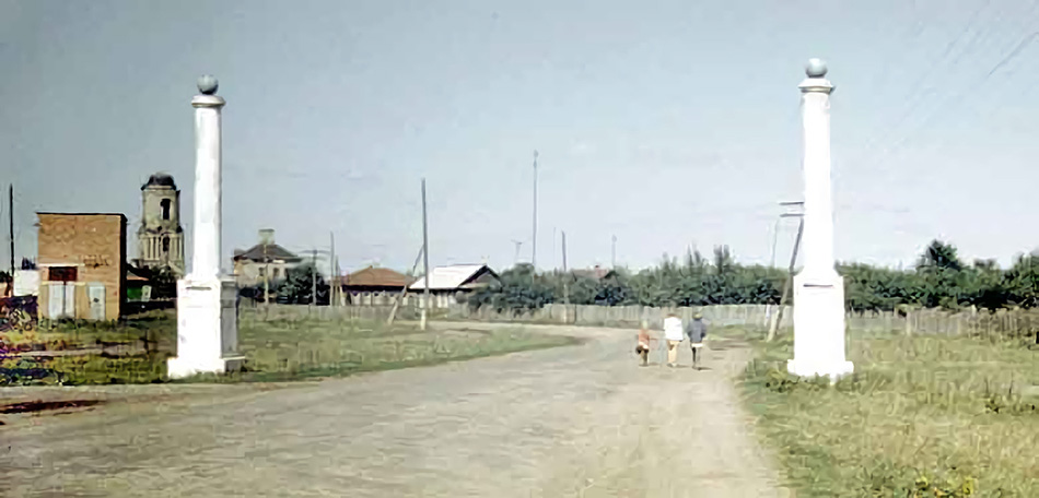 Вестовые столбы советского периода на въезде в Елатьму со стороны д. Инкино. Фото Андреева А.С., 1975 г.