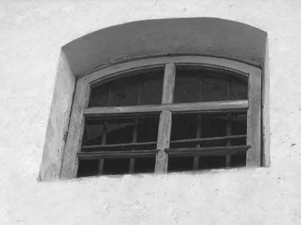 Окно камеры Елатомского тюремного замка.