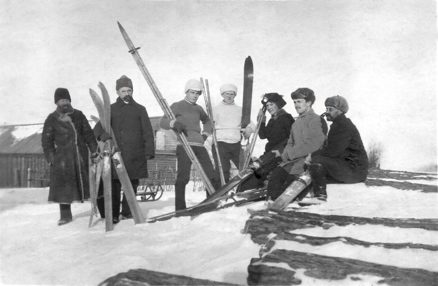 Елатьма 1915 г. Семья Поповых собирается в поход на лыжах. 