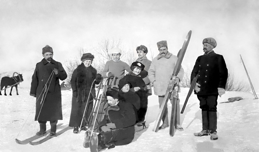 Елатьма 1915 г. Семья Поповых на лыжной прогулке.